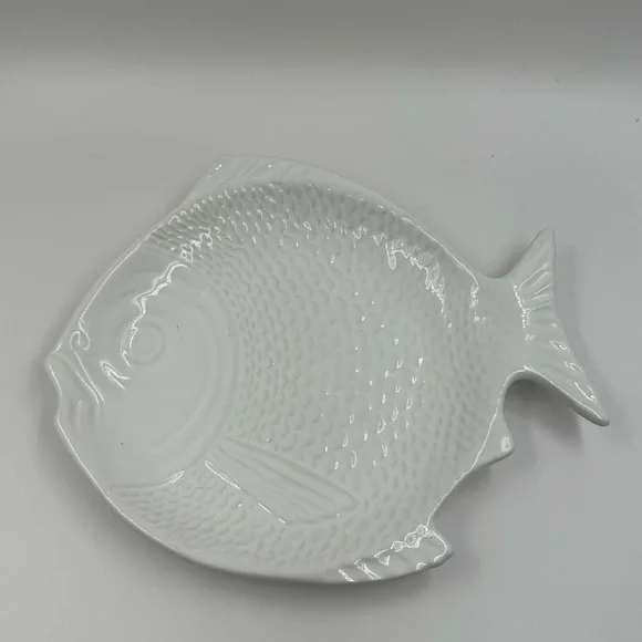 White Plate Vintage Whittier Unique
Pottery Ceramic Textured Fish Shaped Bowl - Picture 3 of 10